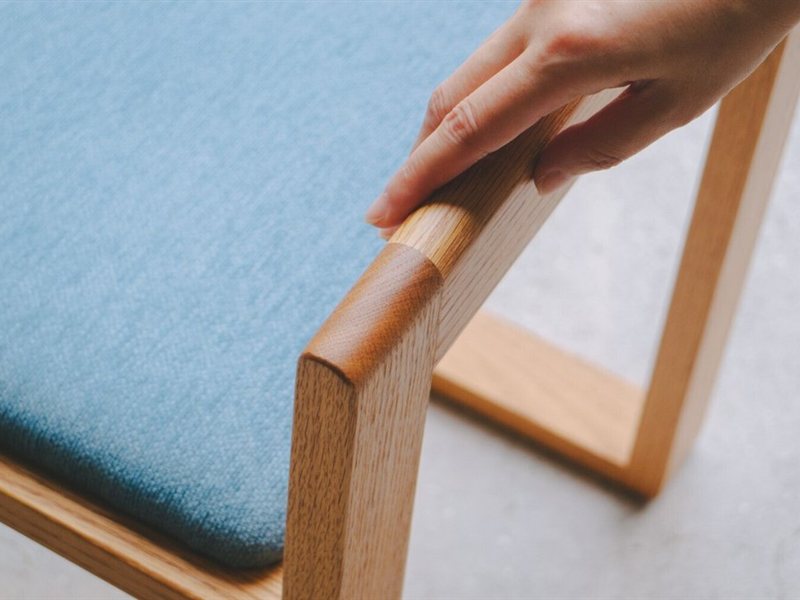 日常にも、人が集まる場所にも。コンパクトな椅子 WK07.M-chair